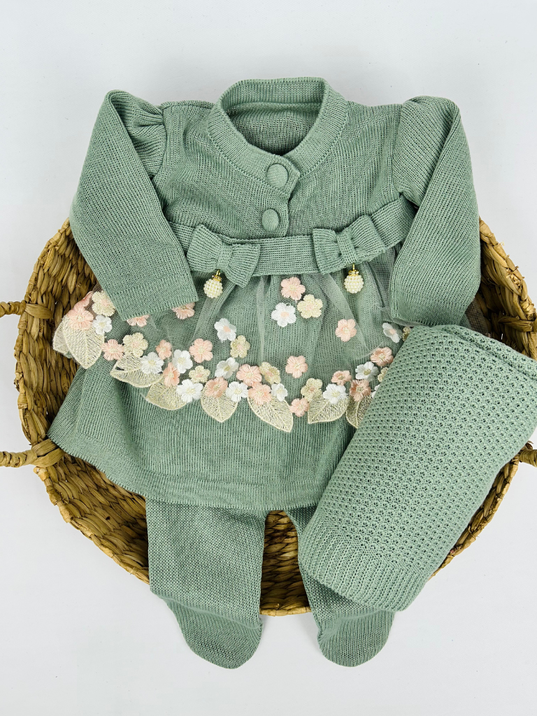 Saída maternidade verde com vestido, calça e manta da Maria Chica Bebê