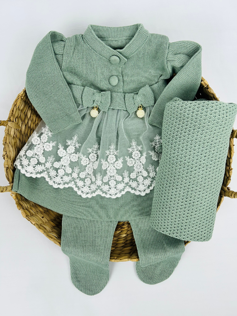 Saída maternidade verde com vestido, calça e manta da Maria Chica Bebê