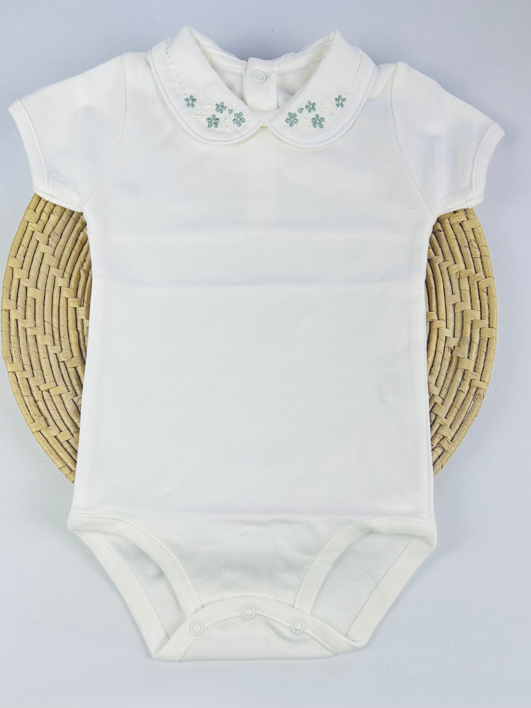 Body off-white de manga curta com bordado floral na gola da Maria Chica Bebê