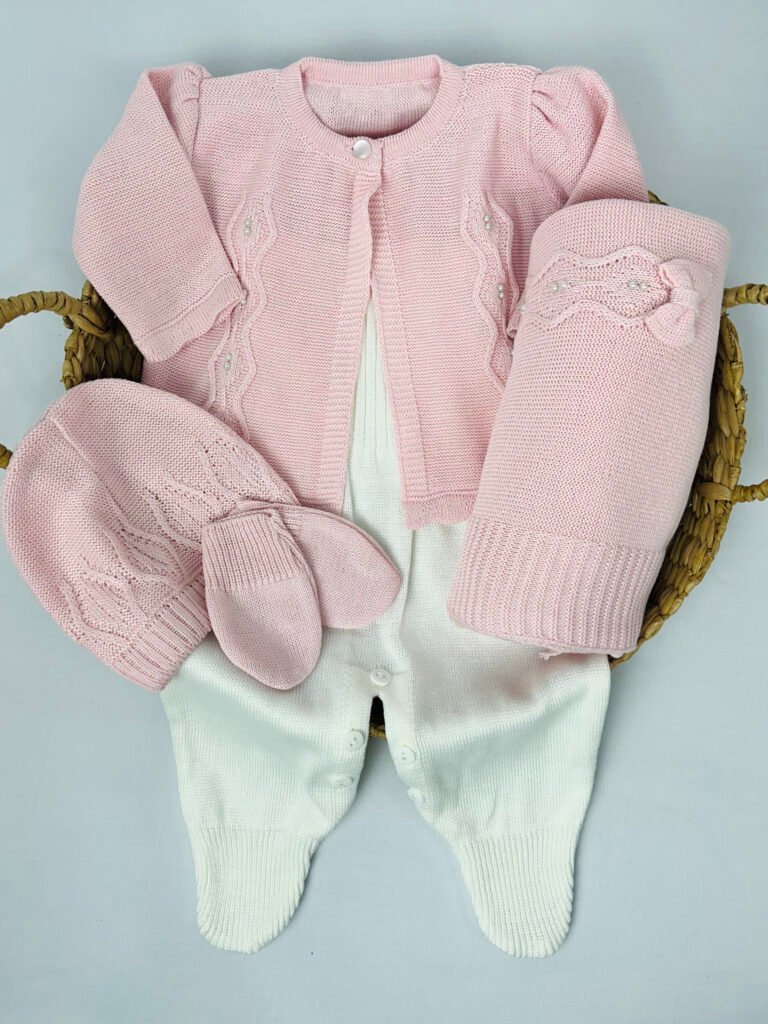 Conjunto saída maternidade com casaquinho, jardineira com pezinho, gorro, par de luvas e manta nas cores branco e rosa, Maria Chica Bebê