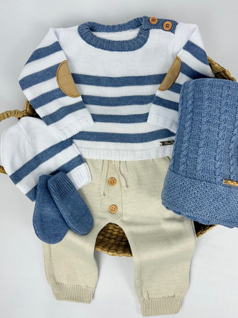 Saída maternidade Ruan com casaco branco listrado em azul, calça em tom areia com botões, gorro, par de luvas e manta azul, Maria Chica Bebê