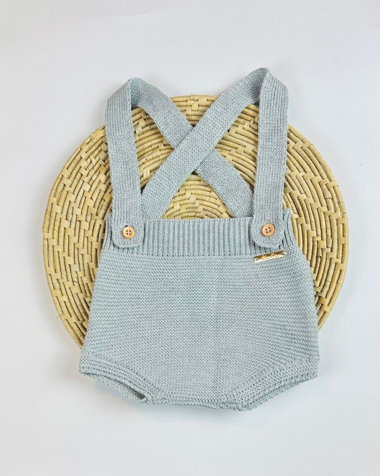 Blommer da marca Maria Chica Bebê em tom verde claro com alças cruzadas e botões frontais.