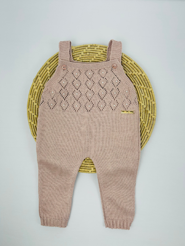 Jardineira nude com alças, botões e bordado com pérolas da marca Maria Chica Bebê