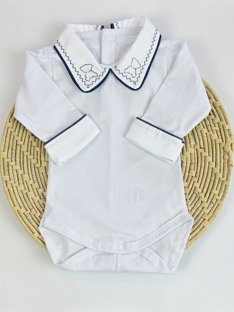 Body branco manga longa com gola bordada com urso teddy e detalhe azul marinho da marca Maria Chica Bebê
