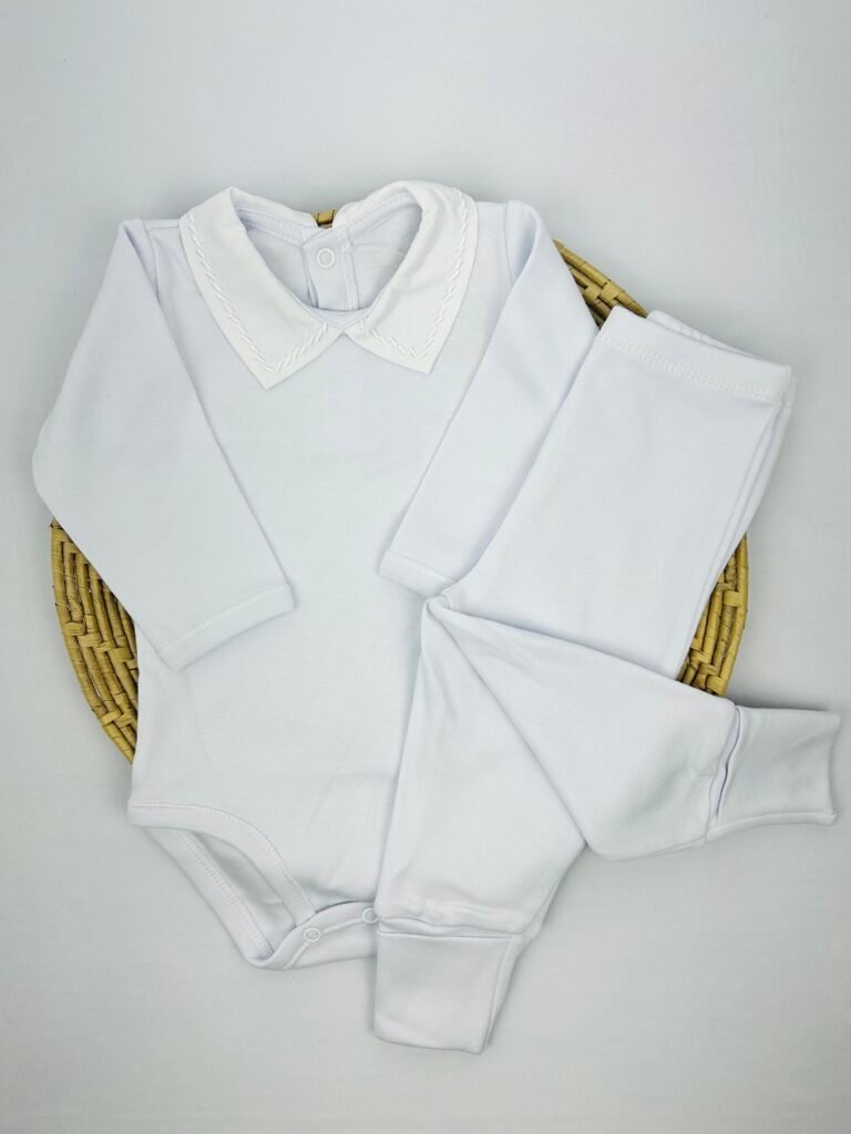 Conjunto body manga longa e calça brancos com gola losango bordado Maria Chica Bebê