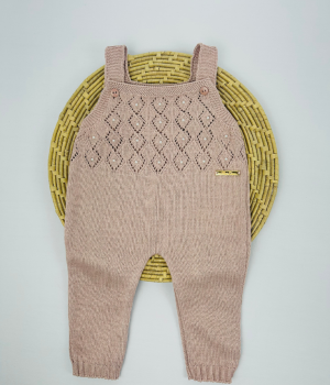 Jardineira nude com alças, botões e bordado com pérolas da marca Maria Chica Bebê