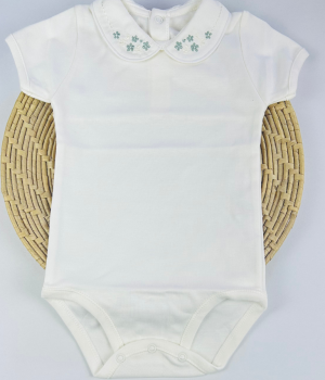 Body off-white de manga curta com bordado floral na gola da Maria Chica Bebê