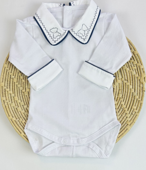 Body branco manga longa com gola bordada com urso teddy e detalhe azul marinho da marca Maria Chica Bebê