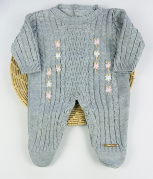 Macacão Alice em tricot cinza com mangas longas, detalhes em trança e delicados bordados florais na parte frontal